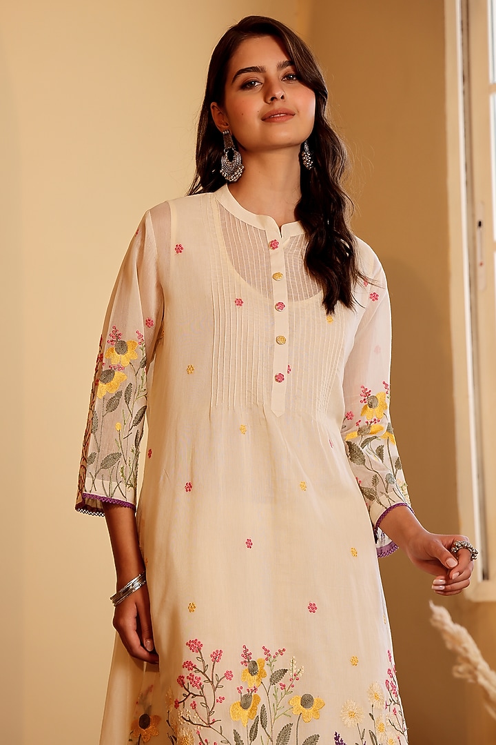 White Mul Chanderi Thread Work Kurta Set by Sonali Methi at Pernia's Pop Up Shop