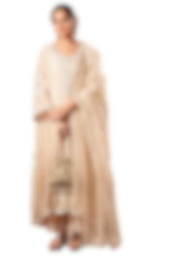 Off-White Chanderi Tissue Hand Embroidered Kurta Set by Sonali Methi at Pernia's Pop Up Shop