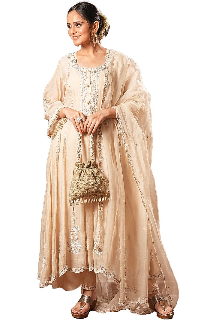 Off-White Chanderi Tissue Hand Embroidered Kurta Set by Sonali Methi at Pernia's Pop Up Shop