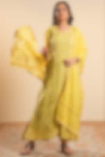Yellow Mul Chanderi Hand Embroidered Kurta Set by Sonali Methi at Pernia's Pop Up Shop
