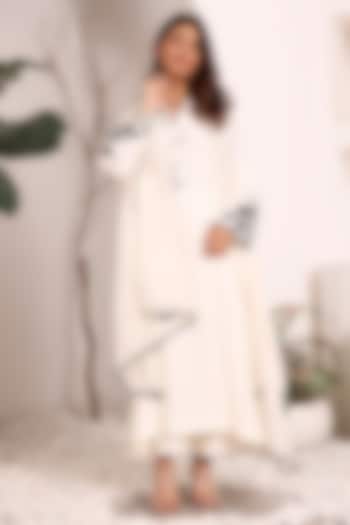 White Silk Chanderi Hand Embroidered Kurta Set by Sonali Methi at Pernia's Pop Up Shop