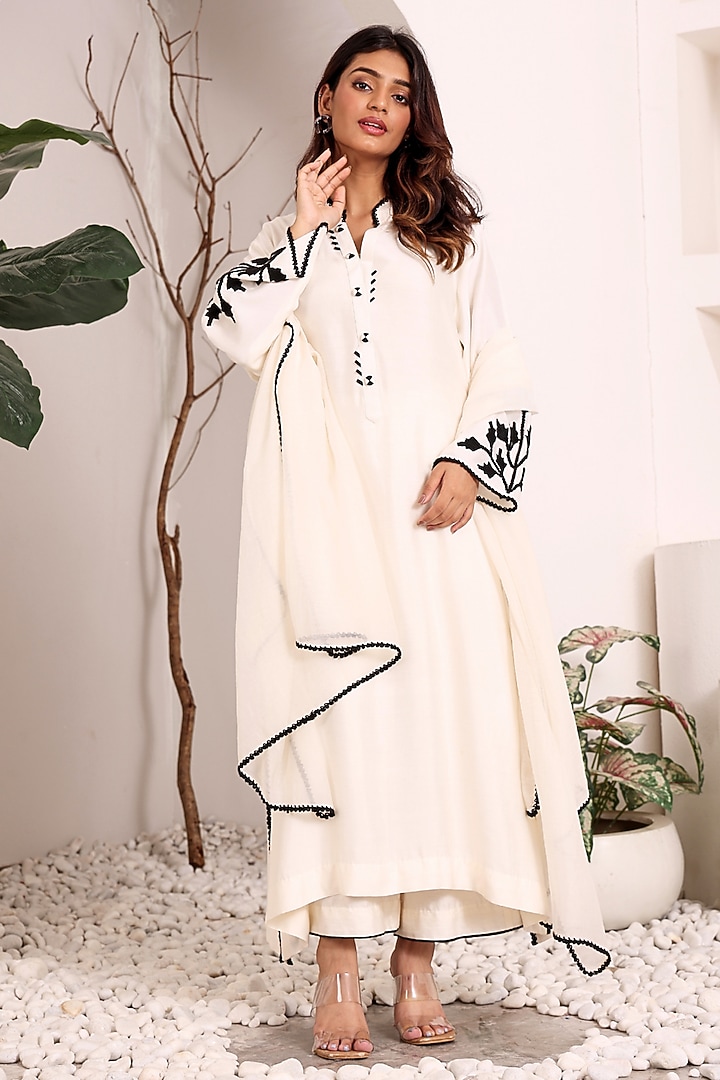 White Silk Chanderi Hand Embroidered Kurta Set by Sonali Methi at Pernia's Pop Up Shop
