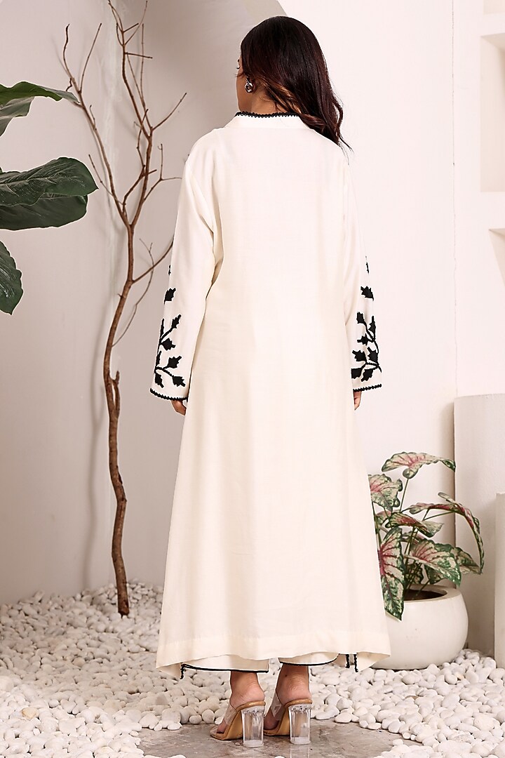 White Silk Chanderi Hand Embroidered Kurta Set by Sonali Methi at Pernia's Pop Up Shop