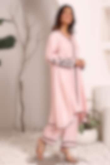 Pink Silk Chanderi Hand Embroidered Kurta Set by Sonali Methi at Pernia's Pop Up Shop