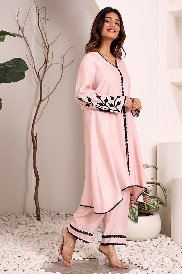 Pink Silk Chanderi Hand Embroidered Kurta Set by Sonali Methi at Pernia's Pop Up Shop