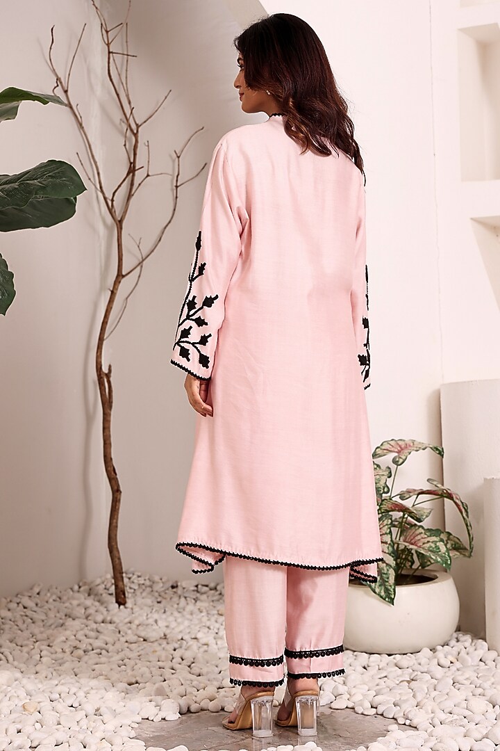 Pink Silk Chanderi Hand Embroidered Kurta Set by Sonali Methi at Pernia's Pop Up Shop