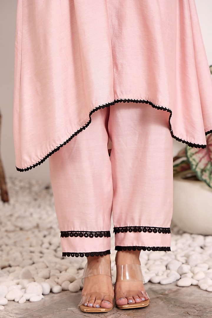 Pink Silk Chanderi Hand Embroidered Kurta Set by Sonali Methi at Pernia's Pop Up Shop