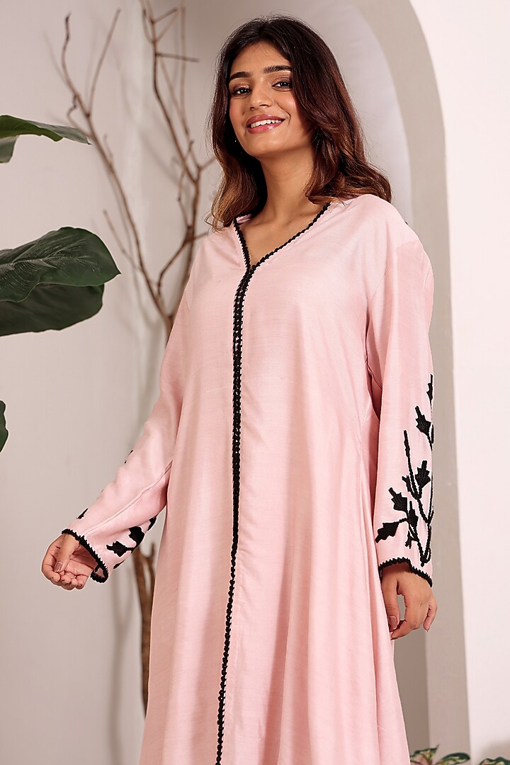 Pink Silk Chanderi Hand Embroidered Kurta Set by Sonali Methi at Pernia's Pop Up Shop