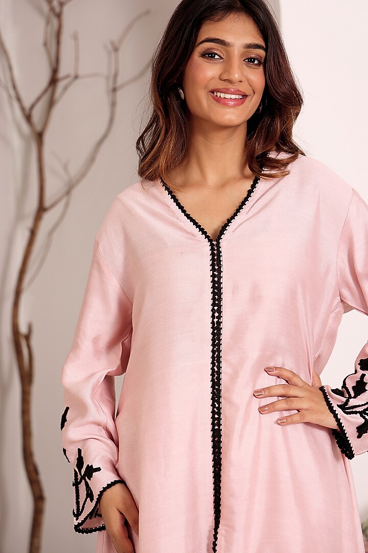 Pink Silk Chanderi Hand Embroidered Kurta Set by Sonali Methi at Pernia's Pop Up Shop