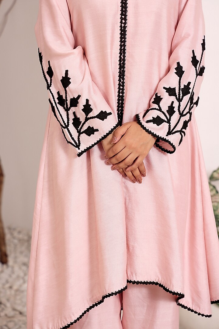 Pink Silk Chanderi Hand Embroidered Kurta Set by Sonali Methi at Pernia's Pop Up Shop