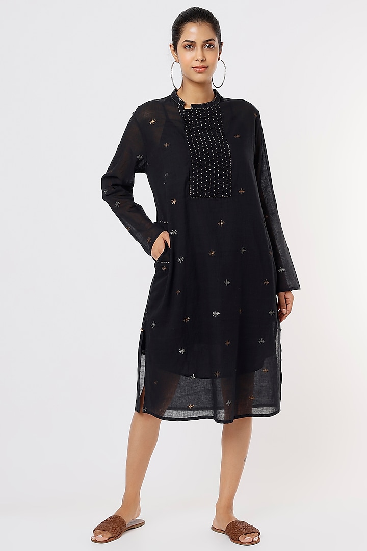 Black Hand Embroidered Kurta by Sonica Sarna at Pernia's Pop Up Shop