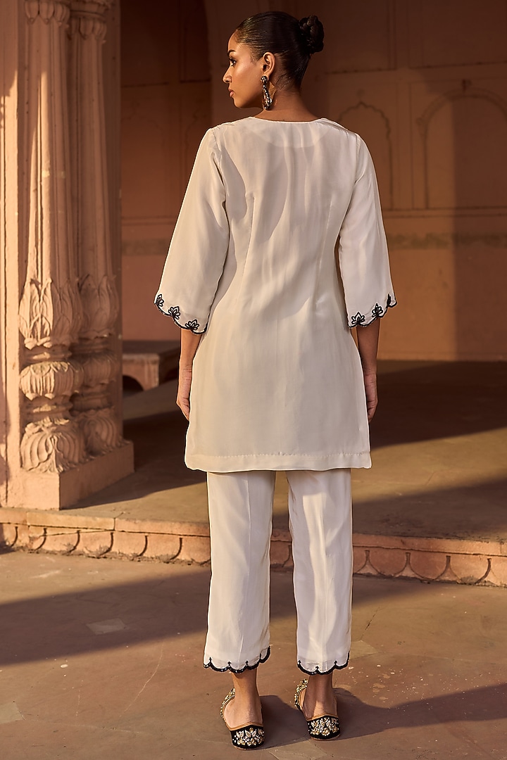 Off-White Silk Hand Embroidered Kurta Set by SONAL PASRIJA at Pernia's Pop Up Shop