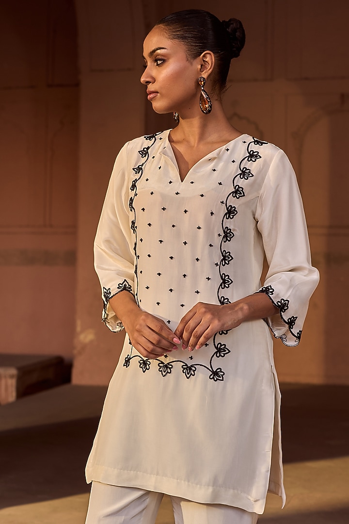 Off-White Silk Hand Embroidered Kurta Set by SONAL PASRIJA at Pernia's Pop Up Shop