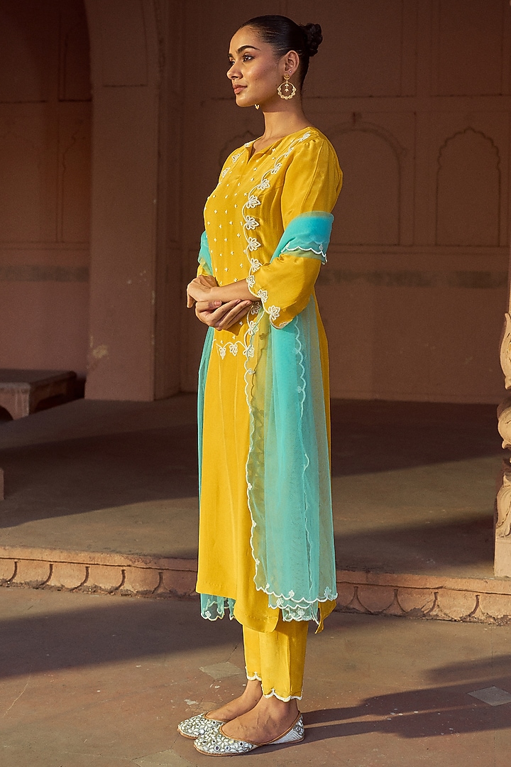 Yellow Silk Hand Embellished Kurta Set by SONAL PASRIJA at Pernia's Pop Up Shop