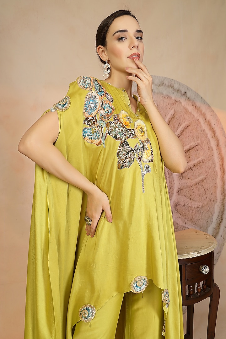 Lime Green Muslin Silk Embroidered Kurta Set by Soniya G at Pernia's Pop Up Shop