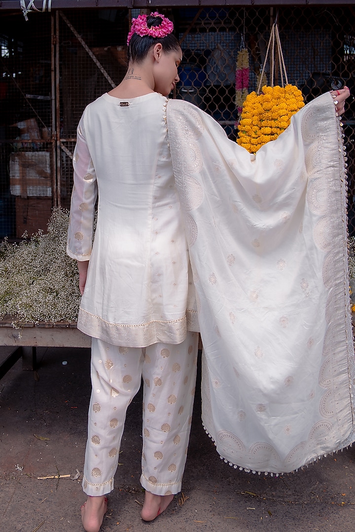 Ivory Banarasi Silk Kurta Set by Soniya G at Pernia's Pop Up Shop