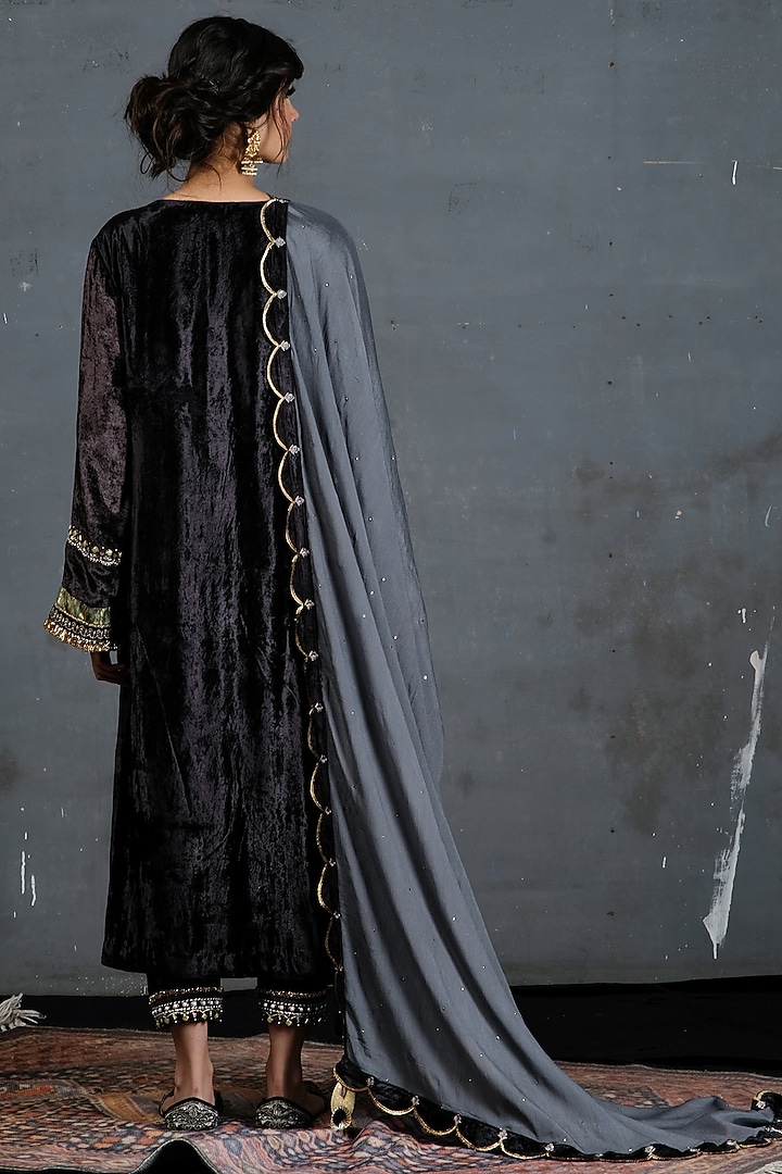Black Embroidered Kurta Set by Soniya G at Pernia's Pop Up Shop