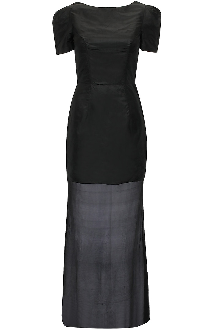 Black flared gown available only at Pernia's Pop-Up Shop.