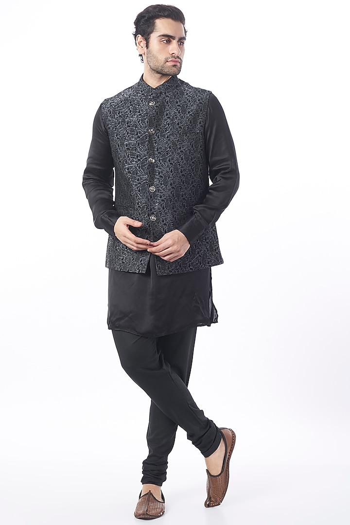 Black Bundi Jacket With Kurta Set by Spring Break Men at Pernia's Pop Up Shop
