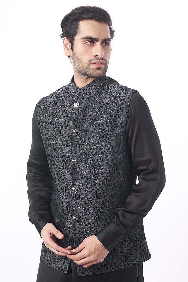 Black Bundi Jacket With Kurta Set by Spring Break Men at Pernia's Pop Up Shop