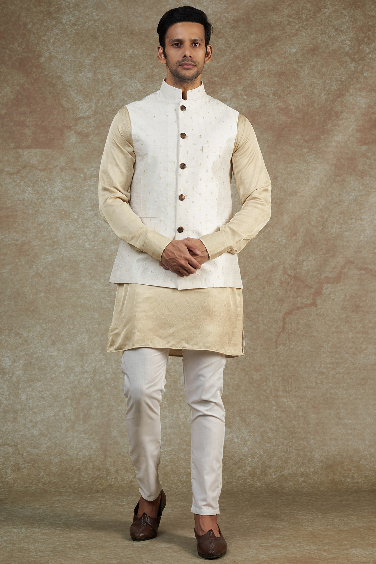 White Dupion Silk Embroidered Bundi Jacket Set by Spring Break Men at Pernia's Pop Up Shop