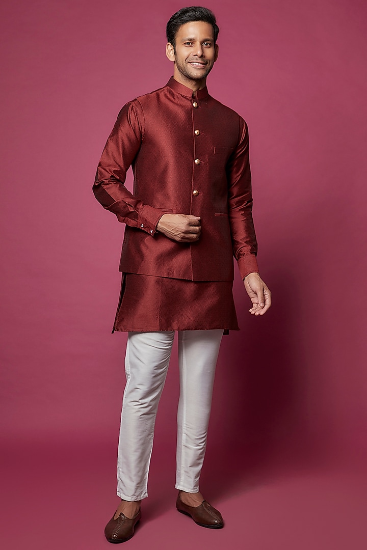 Maroon Jacquard Bundi Jacket With Kurta Set by SPRING BREAK