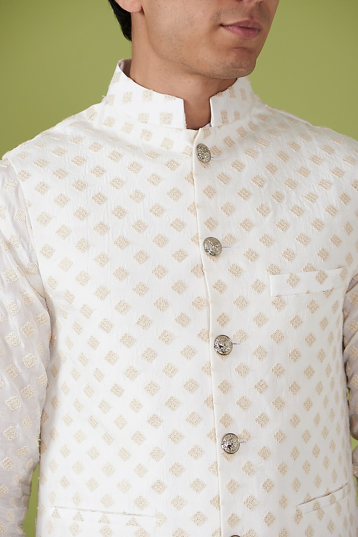 White Art Silk Applique Embroidered Bundi Set by Spring Break Men at Pernia's Pop Up Shop