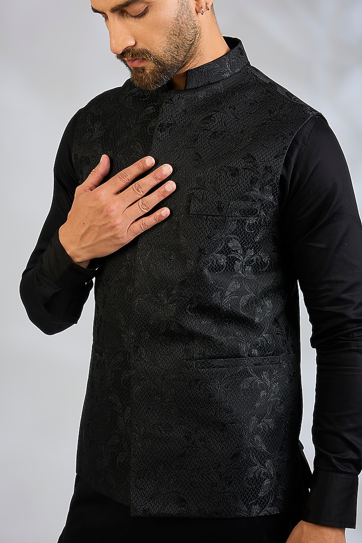 Black Blended Silk Embroidered Bundi Jacket Set by Spring Break Men at Pernia's Pop Up Shop
