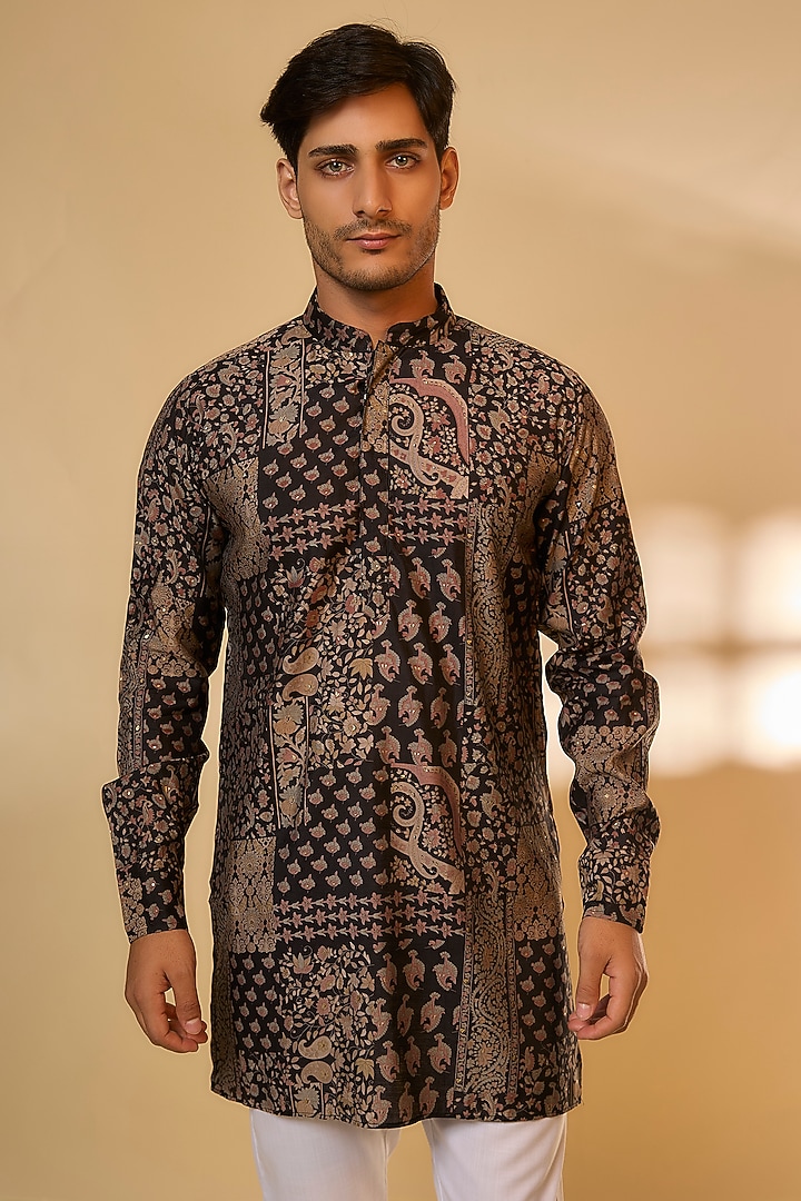 Black & Gold Blended Silk Paisley Printed Kurta Set by Spring Break Men at Pernia's Pop Up Shop