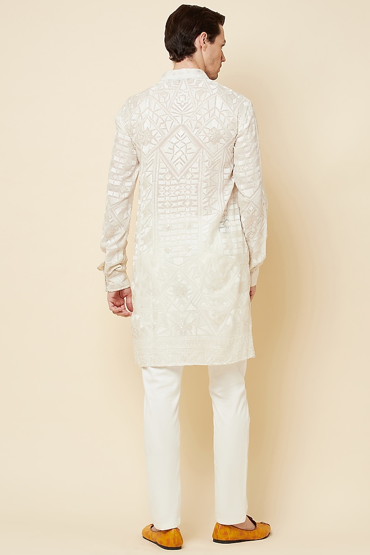 White Lucknowi Embroidered Kurta Set by Spring Break Men at Pernia's Pop Up Shop