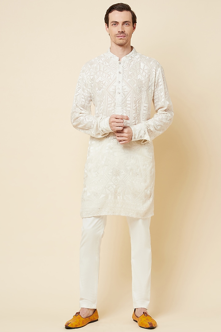 White Lucknowi Embroidered Kurta Set by Spring Break Men at Pernia's Pop Up Shop