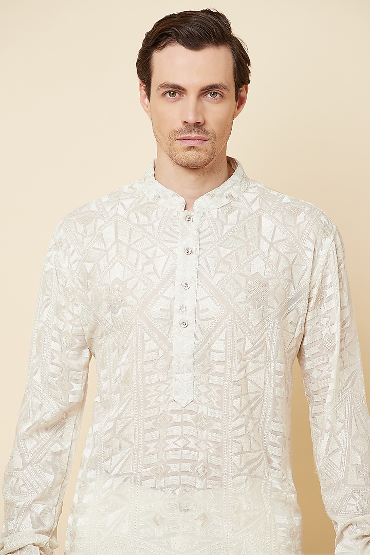 White Lucknowi Embroidered Kurta Set by Spring Break Men at Pernia's Pop Up Shop