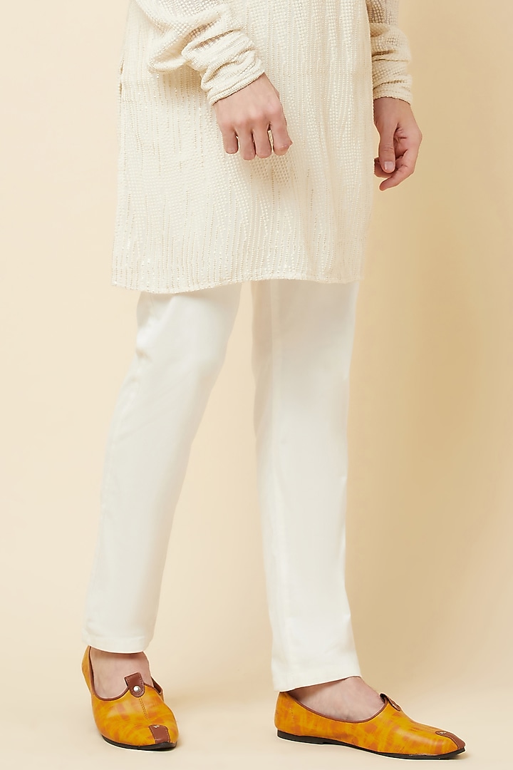 White Embroidered Kurta Set by Spring Break Men at Pernia's Pop Up Shop