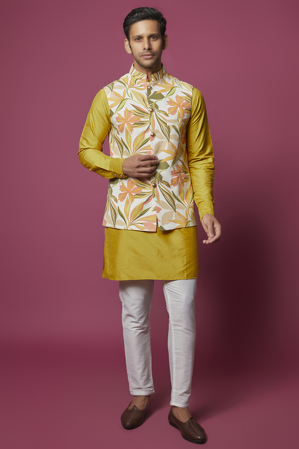 White Cotton Floral Printed Bundi Jacket Set For Boys by Spring Break- Kids