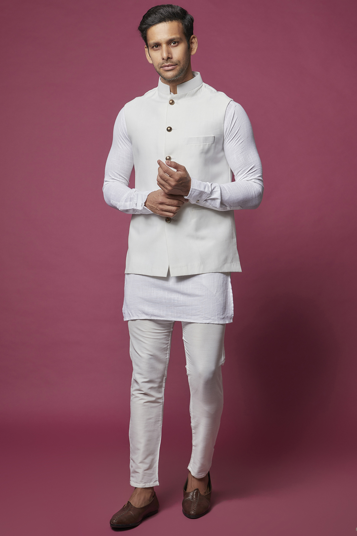 White Cotton Silk Bundi Jacket Set For Boys  by Spring Break- Kids