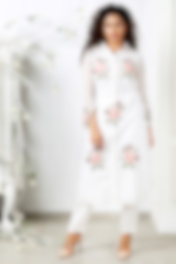 White Embroidered Kurta Set by Seams Pret & Couture at Pernia's Pop Up Shop