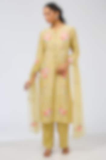 Dusky Yellow Silk Resham Embroidered Kurta Set by Shilpa Karnavat at Pernia's Pop Up Shop