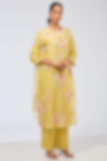 Dusky Yellow Silk Kurta Set by Shilpa Karnavat at Pernia's Pop Up Shop