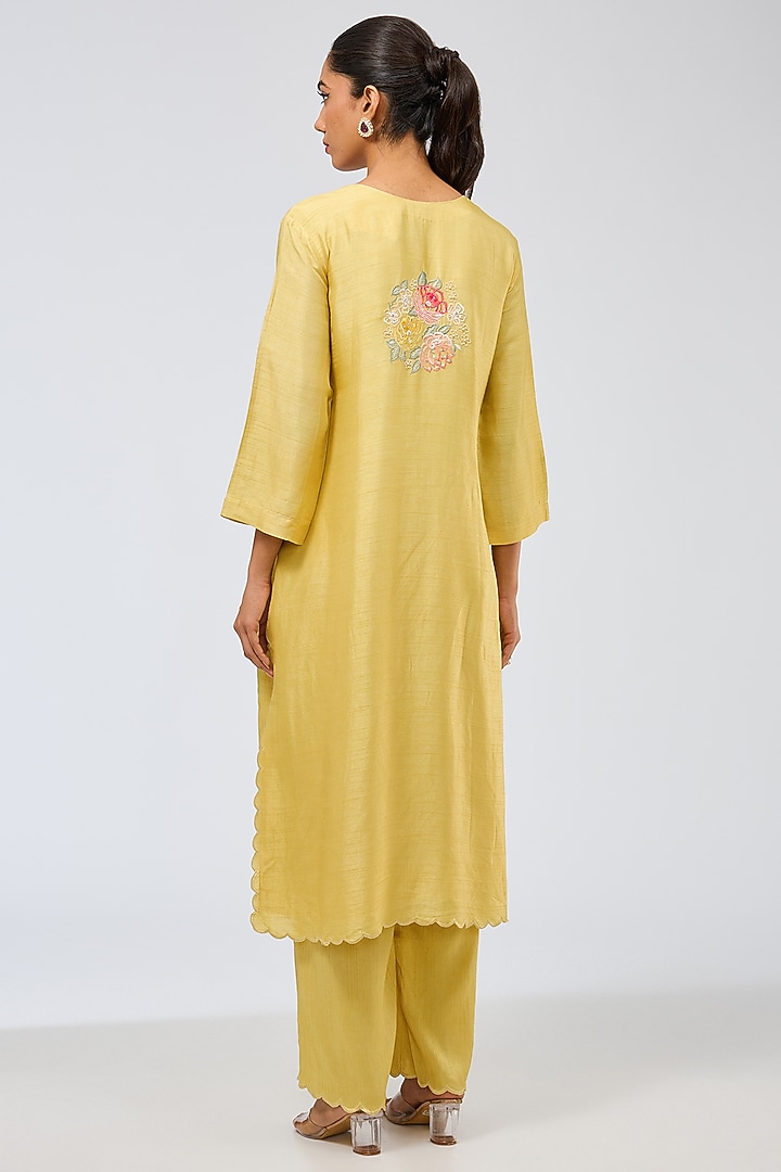 Dusky Yellow Silk Kurta Set by Shilpa Karnavat at Pernia's Pop Up Shop