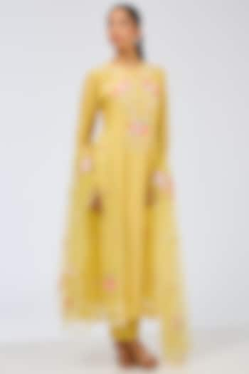 Dusky Yellow Silk Kurta Set by Shilpa Karnavat at Pernia's Pop Up Shop