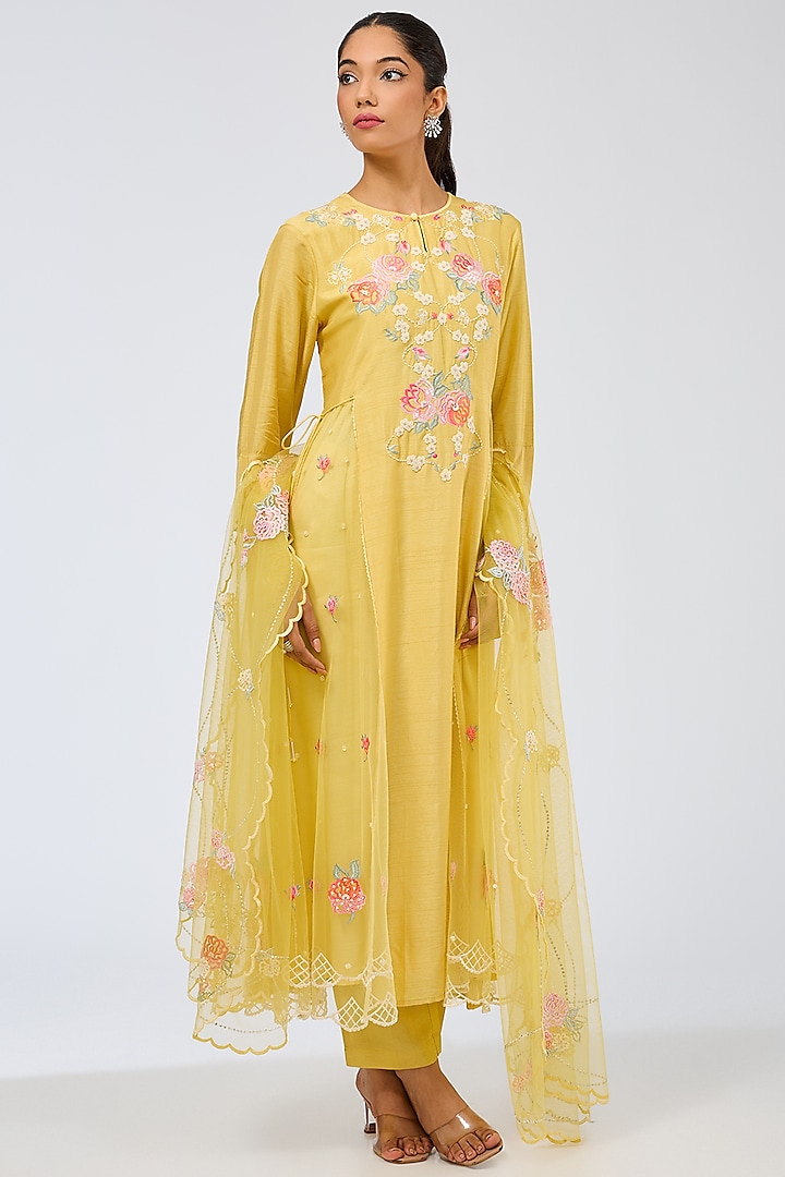 Dusky Yellow Silk Kurta Set by Shilpa Karnavat at Pernia's Pop Up Shop