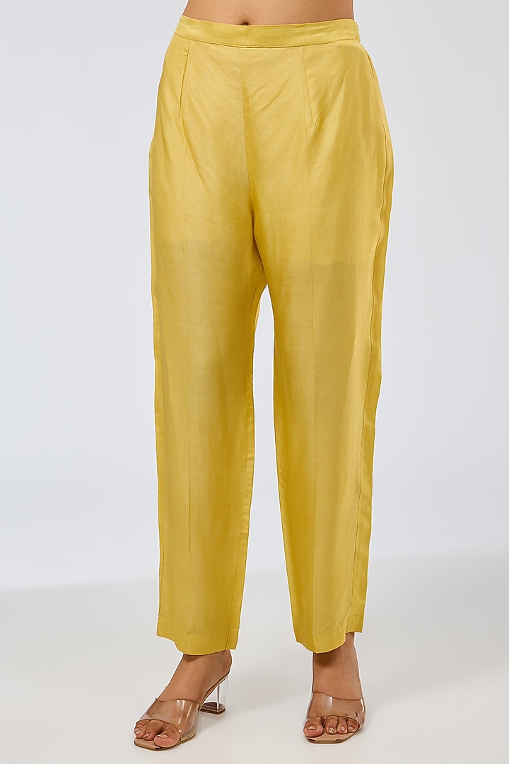 Dusky Yellow Silk Kurta Set by Shilpa Karnavat at Pernia's Pop Up Shop
