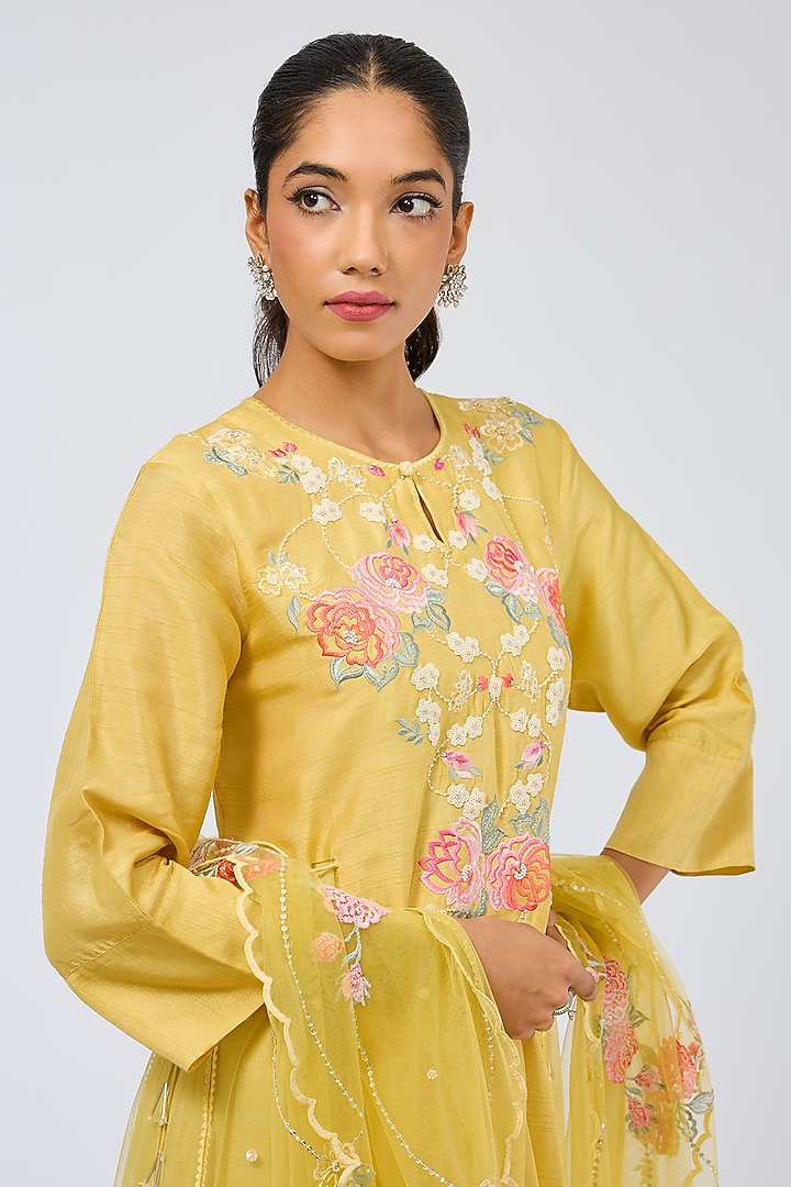 Dusky Yellow Silk Kurta Set by Shilpa Karnavat at Pernia's Pop Up Shop