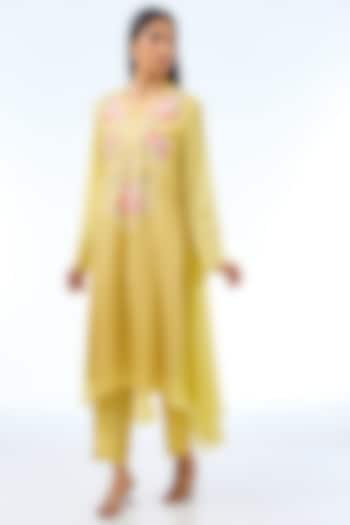 Dusky Yellow Silk Kurta Set by Shilpa Karnavat at Pernia's Pop Up Shop