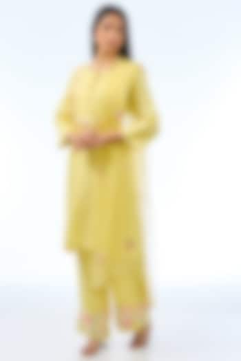 Dusky Yellow Silk Kurta Set by Shilpa Karnavat at Pernia's Pop Up Shop