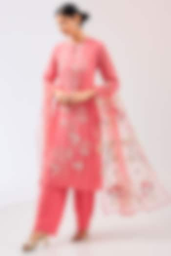 Coral Pink Chiffon Resham Embroidered Kurta Set by Shilpa Karnavat at Pernia's Pop Up Shop