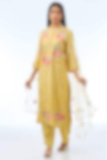 Dusky Yellow Silk Kurta Set by Shilpa Karnavat at Pernia's Pop Up Shop