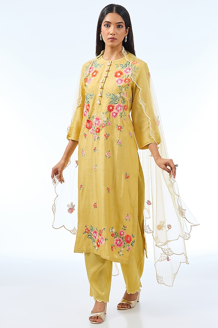 Dusky Yellow Silk Kurta Set by Shilpa Karnavat at Pernia's Pop Up Shop