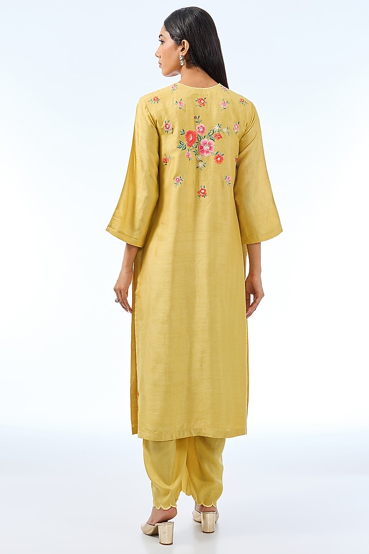 Dusky Yellow Silk Kurta Set by Shilpa Karnavat at Pernia's Pop Up Shop