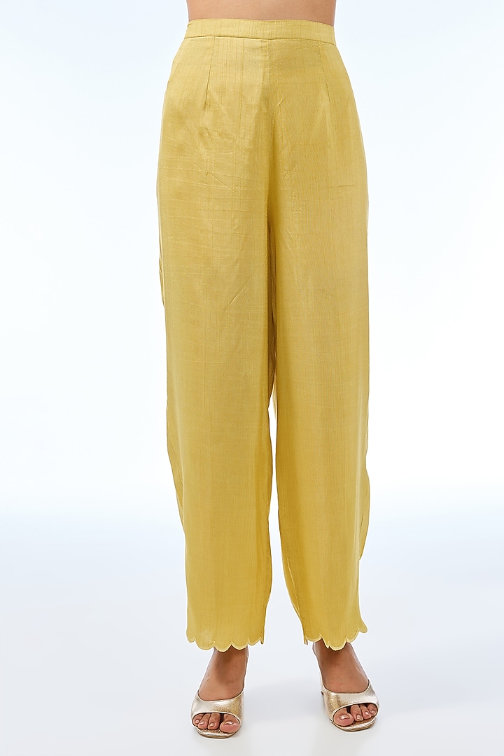 Dusky Yellow Silk Kurta Set by Shilpa Karnavat at Pernia's Pop Up Shop